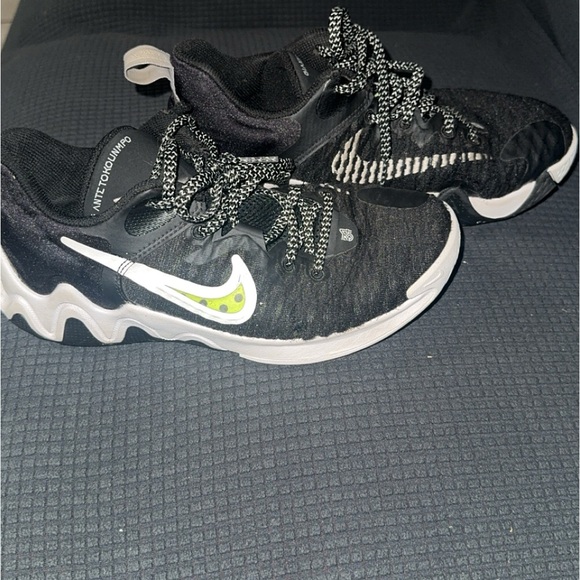 nike giannis boy size 6 - Picture 2 of 3